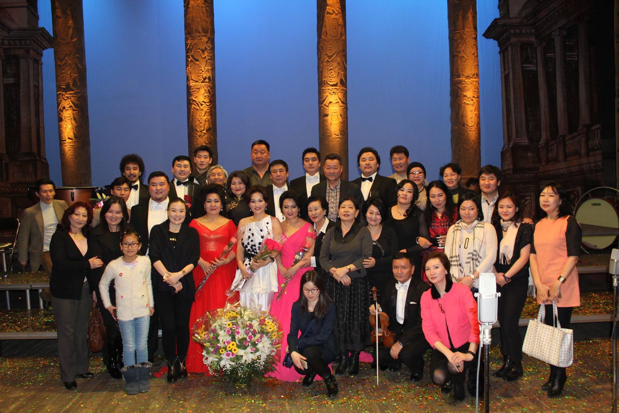 “Монголын алтан хоолойтнууд” тоглолт үзэгчдийн халуун алга ташилтан дунд болж өнгөрлөө…